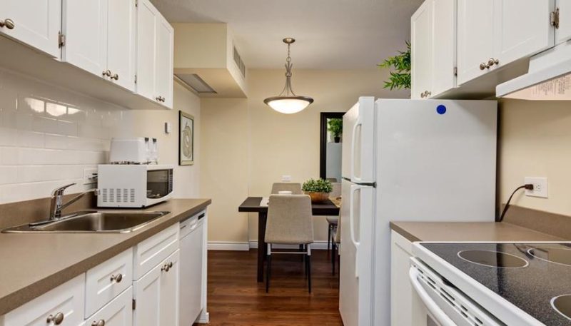 SPACIOUS 1 BED/ 1 BATH APARTMENT IN DOWNTOWN CALGARY