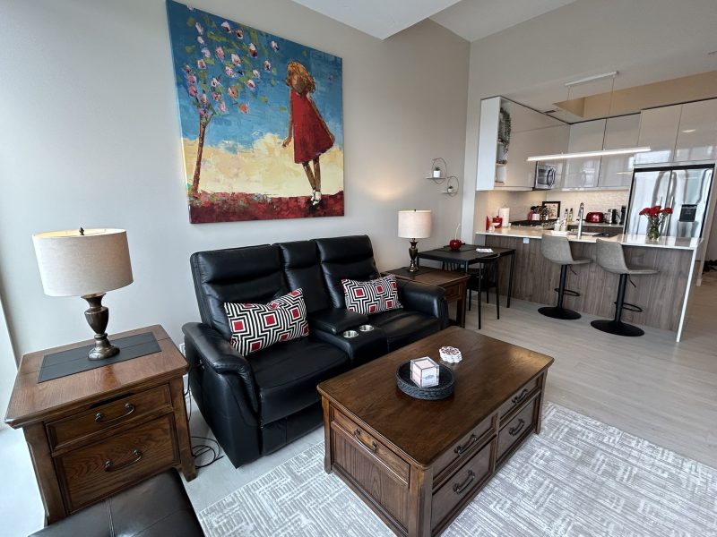 Grey Cup Hub - King Bed - Parking - Train